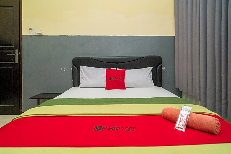 RedDoorz near Alun Alun Batu