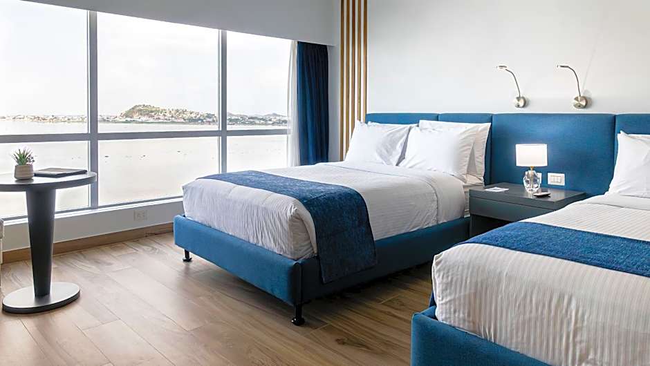 Wyndham Guayaquil, Puerto Santa Ana