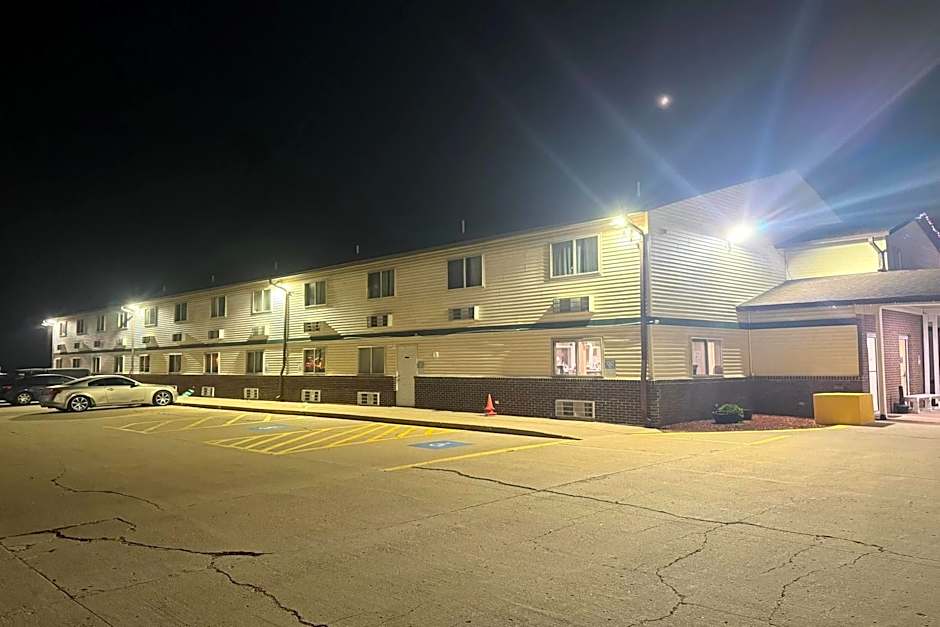 Super 8 by Wyndham Mendota I-39