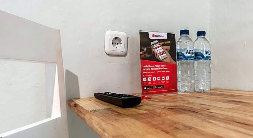 RedDoorz Plus near RS USU Medan 2