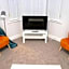 Salisbury - New 3br home, wifi, parking, sleeps 6, near Liverpool city centre