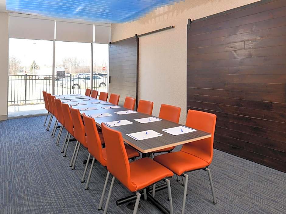 Holiday Inn Express & Suites Brighton South - US 23 By IHG
