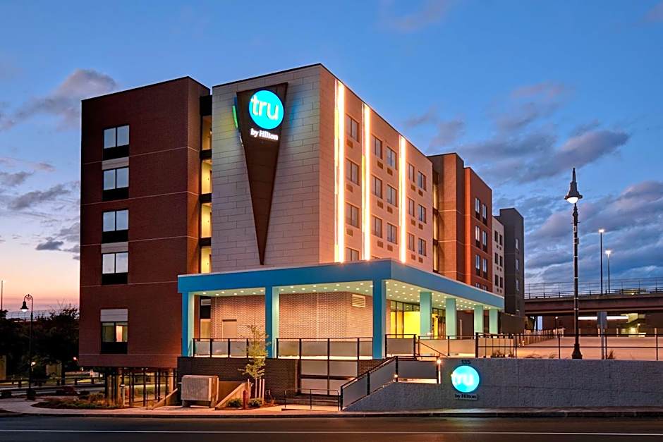 Tru by Hilton Manchester Downtown