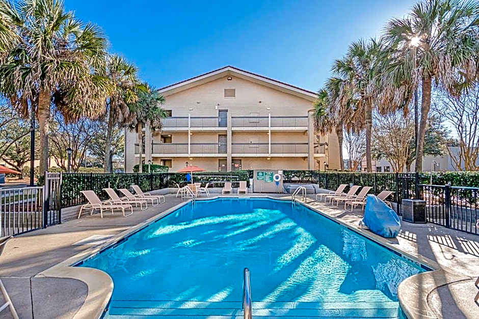 Casa Bella Inn & Suites