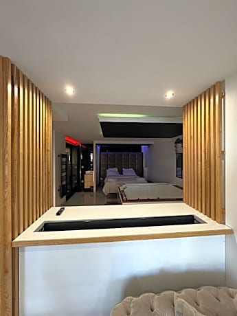 Suite with Hot Tub