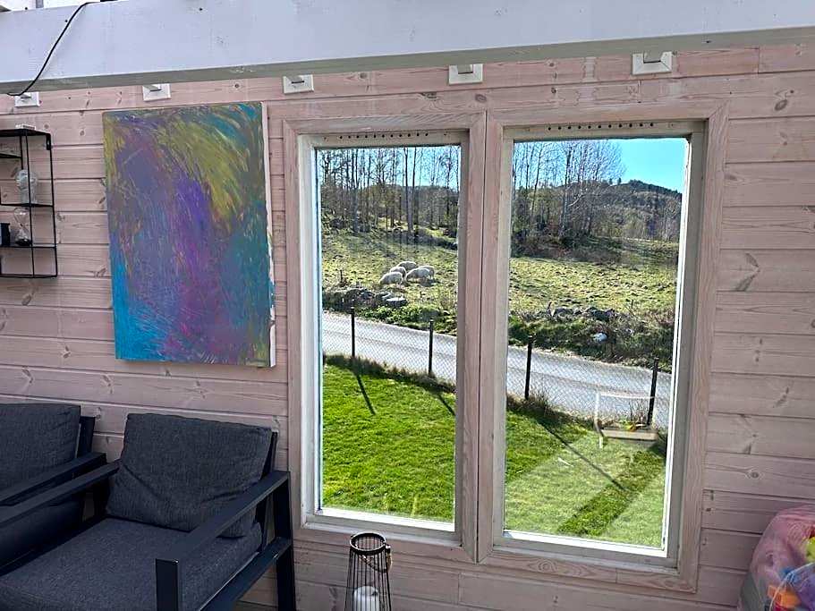 Landlig enebolig med utsikt