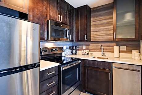 King Studio with Sofa Bed and Adapted Tub - Mobility Accessible