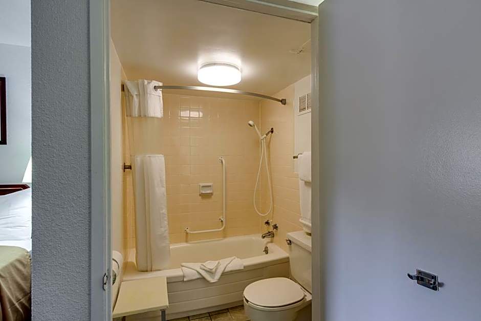 Econo Lodge Inn & Suites Spokane  Airport