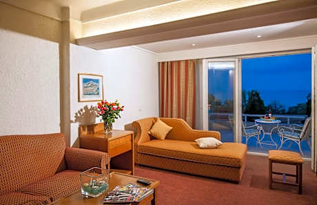 Superior Room with Sea View (2 Adults + 1 child)