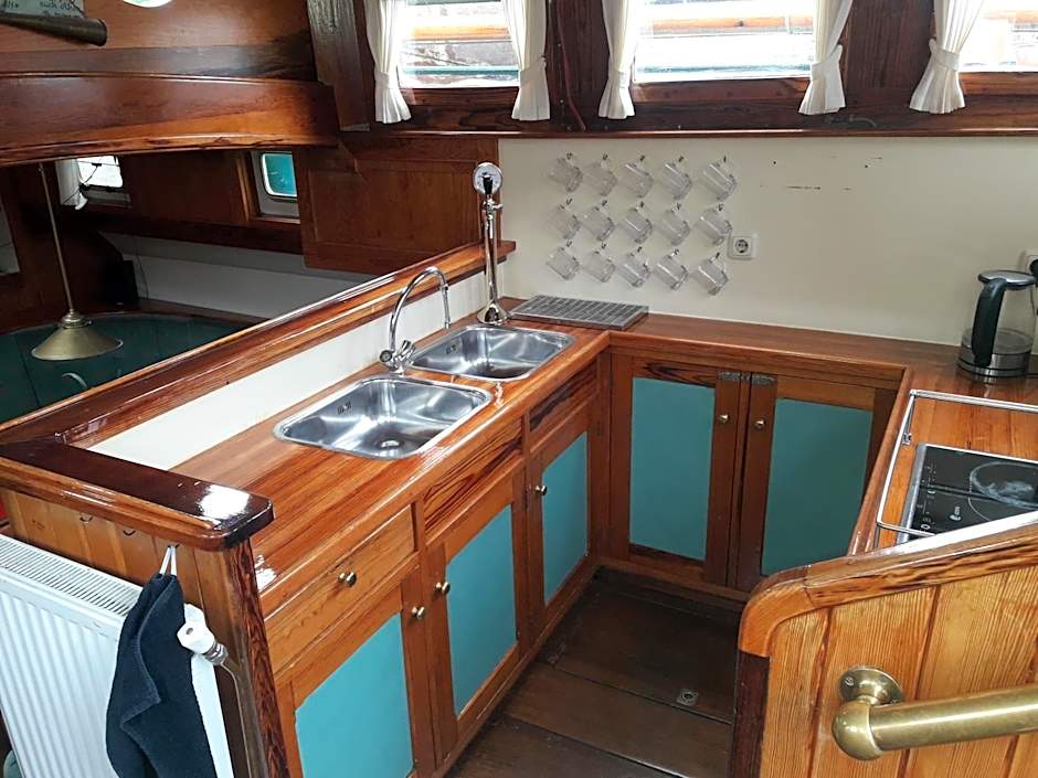 tjalkjacht pelikaan enkhuizen