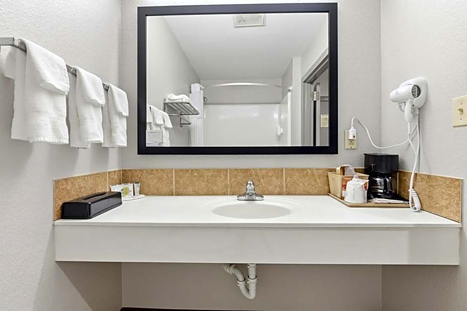 Days Inn & Suites by Wyndham Wynne