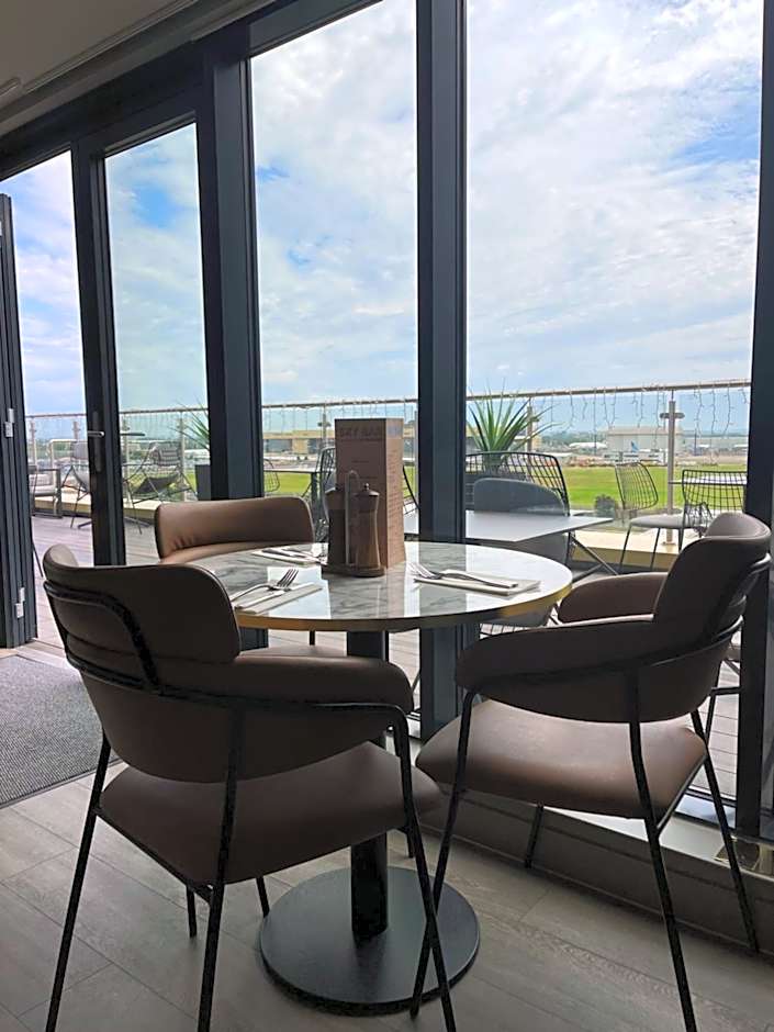 Courtyard by Marriott London Heathrow Airport