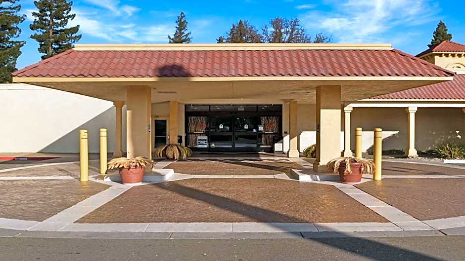 Howard Johnson by Wyndham Sacramento Downtown