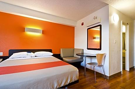 1 King Bed Non-Smoking