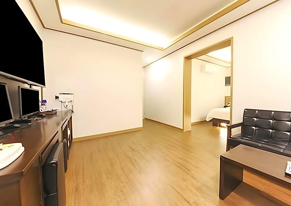 H  Hotel