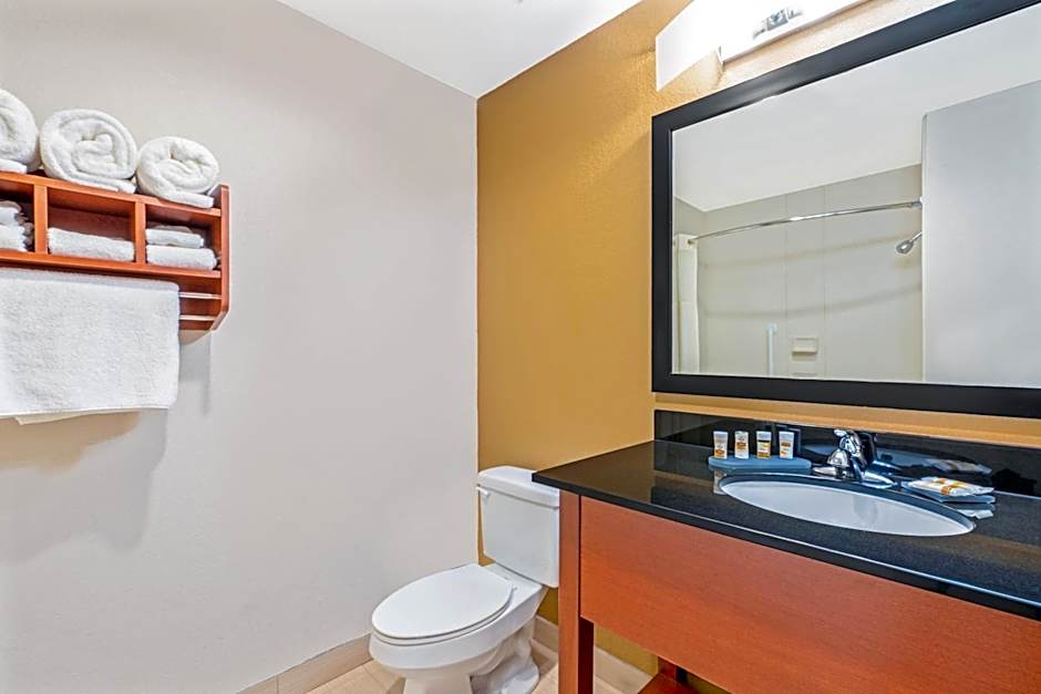 La Quinta Inn & Suites by Wyndham Midwest City - Tinker AFB