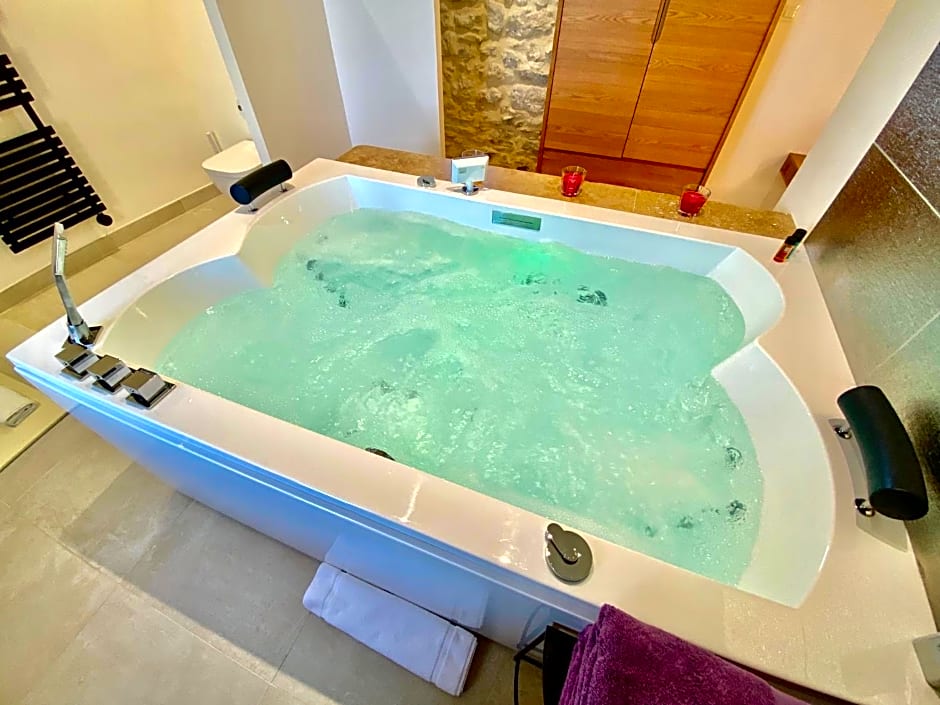 La Maison des Vendangeurs - TABLE D'HÔTES - Jacuzzi - Balnéo SPA - ACCES Piscine pour chambre Grafitti et chambre La Tour