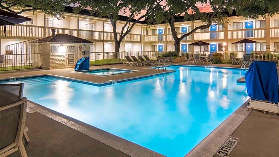 Motel 6 Addison, TX - Dallas