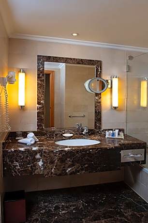 Junior Corner Suite with Lounge Access