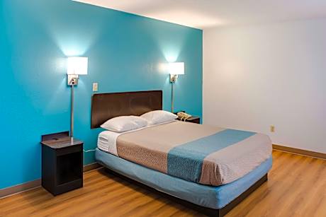 1 KING BED | SUITE, NON-SMOKING, HOT TUB