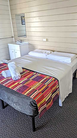 GRAND CENTRAL HOTEL PROSERPINE