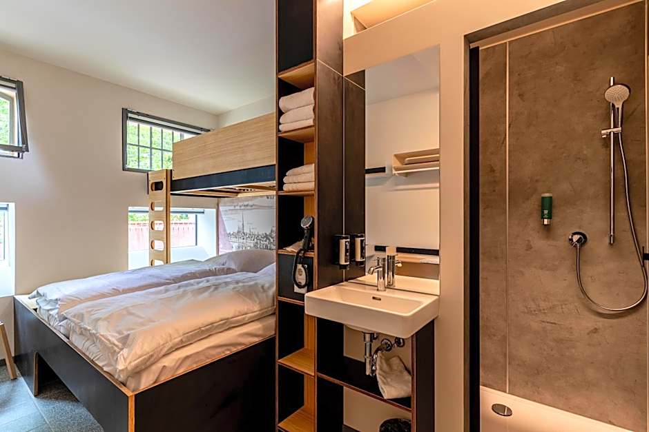 Foto 1 dari 8 — Triple Room