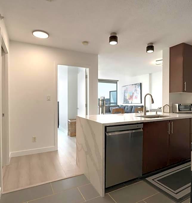 Luxary Condo Downtown Vancouver with free parking