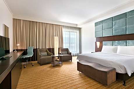 Traders Club Deluxe King Room with Lounge Access Including Happy Hours