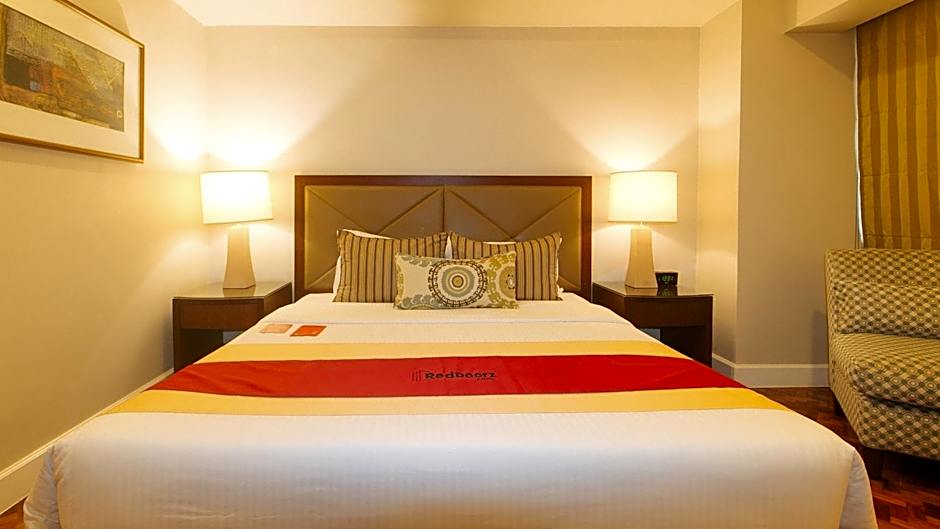 RedDoorz Premium @ The Residences Olympia Makati