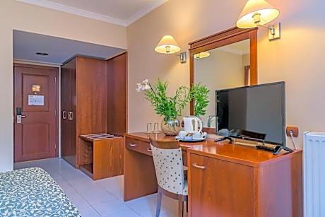 Economy Double Room- Semi basement