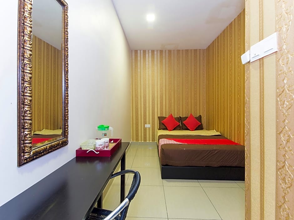 OYO 439 Night Queen Hotel