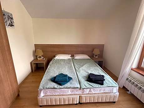 Apartment with Mountain View