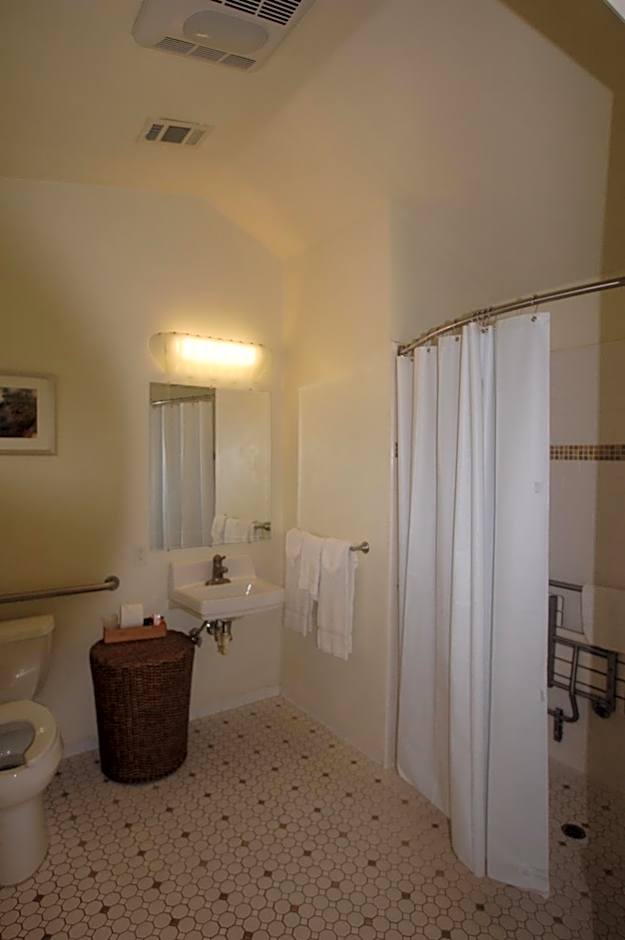 Queen's Inn By The River