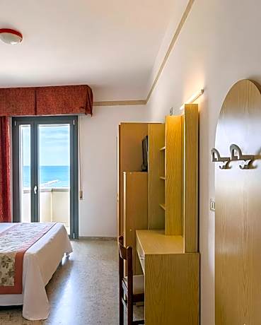 Quadruple Room with Front Sea View