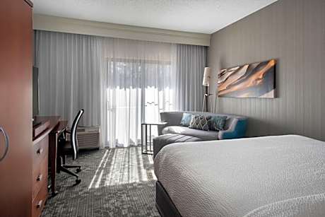 Standard King Room with Sofa Bed and Courtyard View, Adpted Tub – Mobility and Hearing Accessible