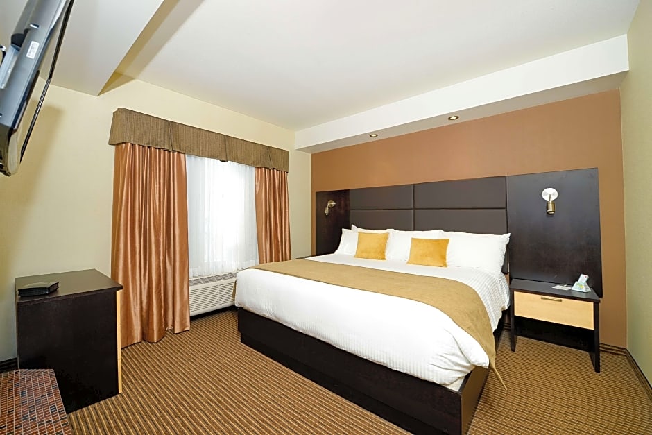 Photo 1 of 10 of 1 King Bed with Sofabed Suite, Separate Building