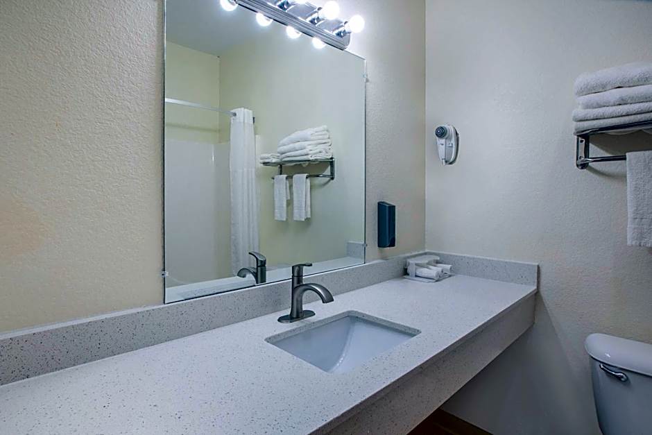 Days Inn by Wyndham Mackinaw City/Bridgeview Area