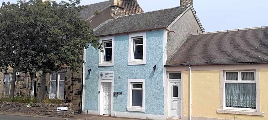 Irvine Riverside Guesthouse by Paymán Club