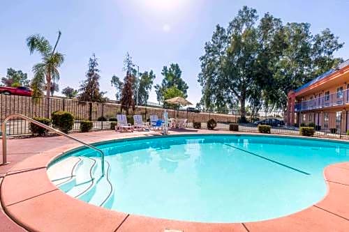 Howard Johnson by Wyndham Bakersfield