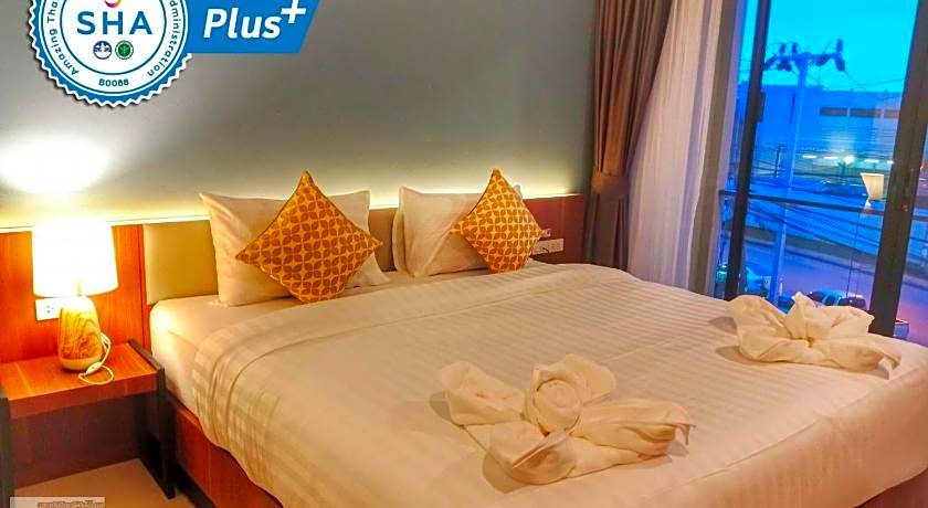 Louis' Runway View Hotel