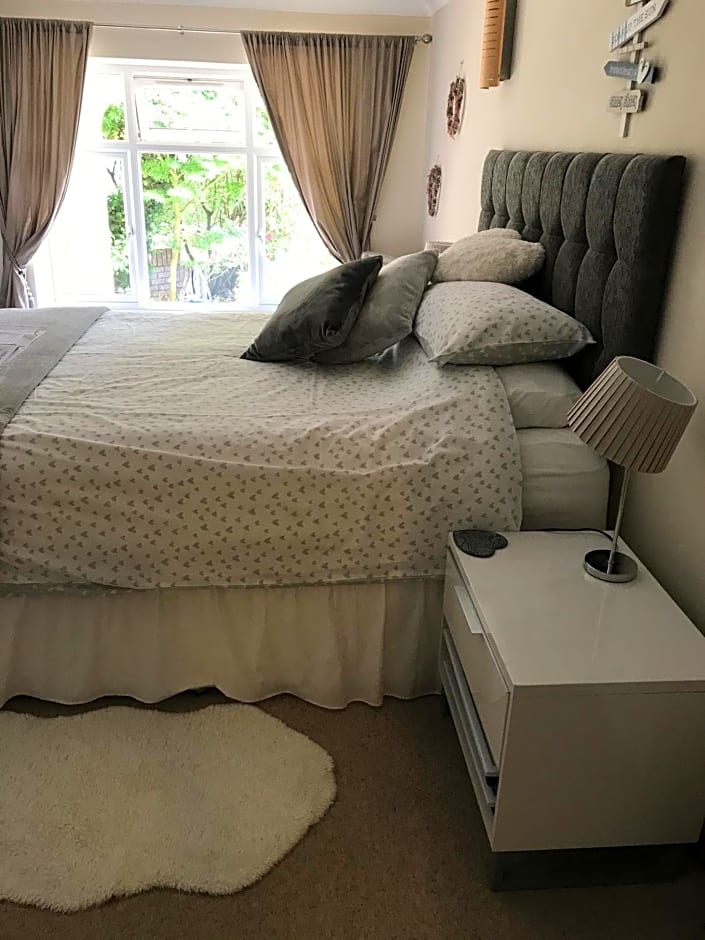 Luxury 3 bedded room with sea peeps and parking