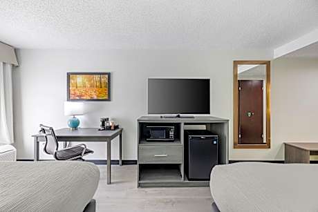 Quadruple Room with Two Queen Beds - Non Smoking