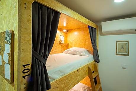 Single Bed in Mixed Dormitory Room