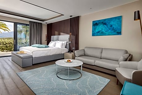 Luux Room Poolside King