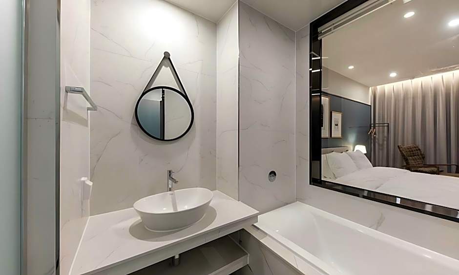 Brown-Dot Hotel Deokcheon