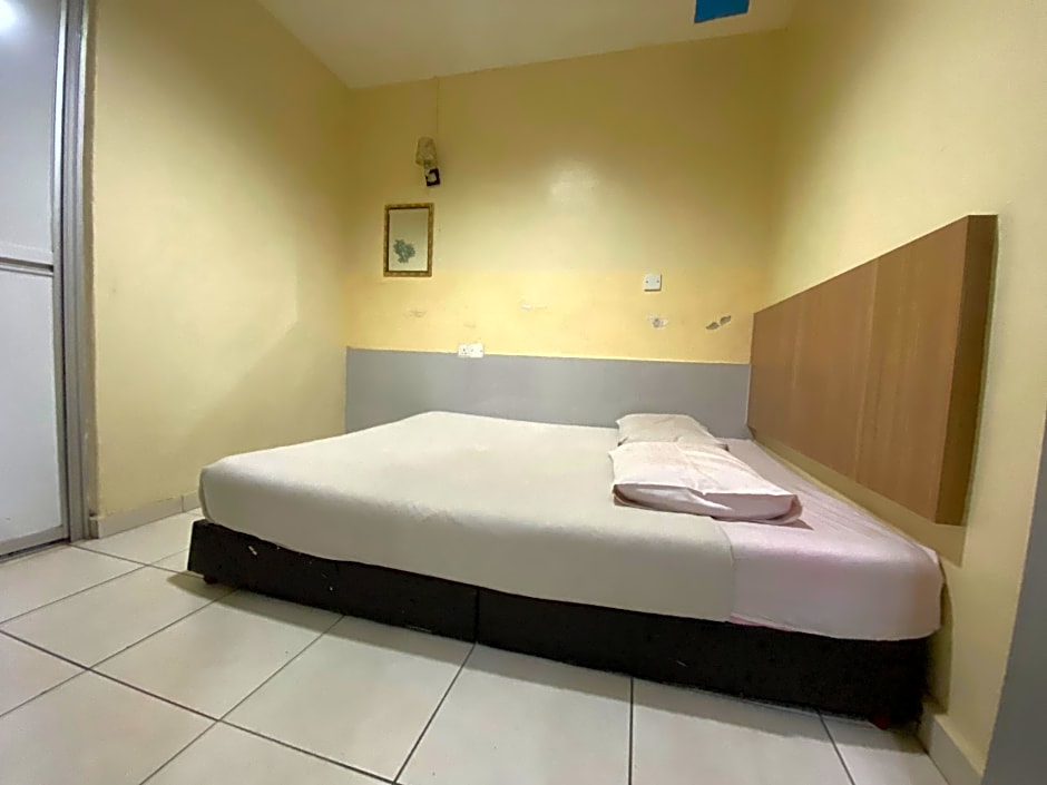 OYO 89760 Harmoni Inn Hotel