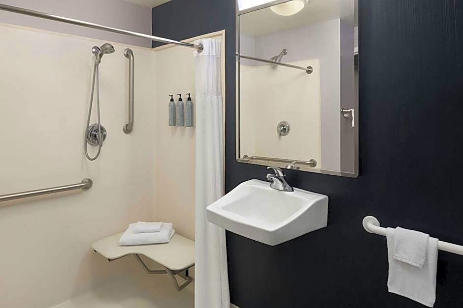 Courtyard by Marriott Long Island MacArthur Airport