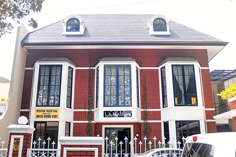 RedDoorz Premium near RS Pondok Indah La Maison