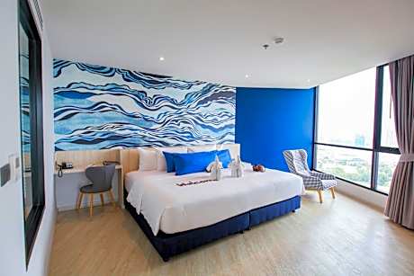 One-Bedroom Suite with Sea View