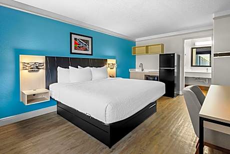 King Room with Pool View - Non Smoking/Pet Friendly